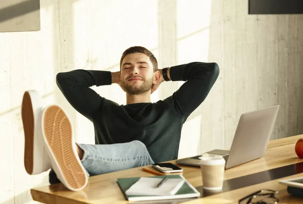 Irodavezető Relaxing Sitting with Legs On Workdesk Beltéri — Stock Fotó