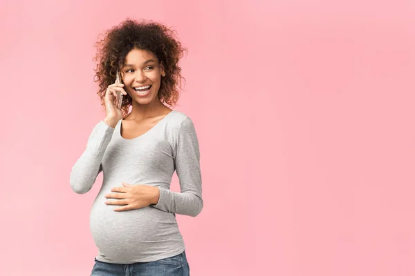 Una telefonata. Sorridente donna afro incinta consulenza con il medico — Foto Stock