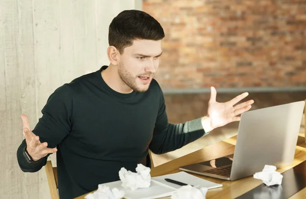 Empleado enojado en el gesto del ordenador portátil que tiene problemas para sentarse en la oficina —  Fotos de Stock