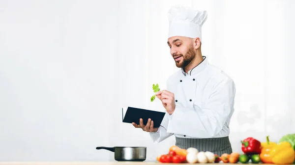 Uomo Imparare a cucinare la lettura della ricetta libro in cucina, Panorama — Foto Stock