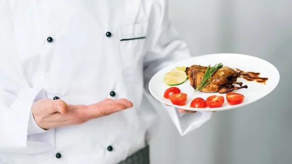 Unrecognizable Chef Holding Plate With Roasted Chicken Standing In Kitchen — Stock Photo, Image