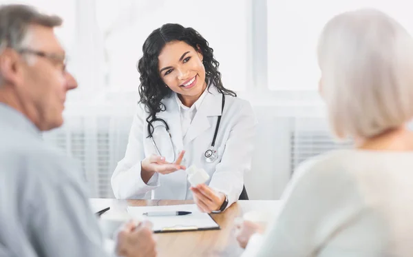 Enfermera mexicana feliz dando tratamiento a pacientes maduros — Foto de Stock