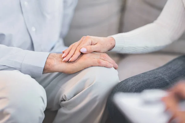 Unrecognizable elderly couple holding hands at session — Stock Photo, Image