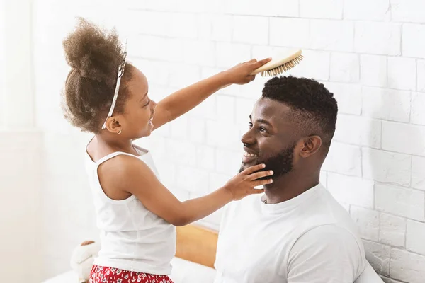 Filhinha escovando seu belo cabelo de pai — Fotografia de Stock