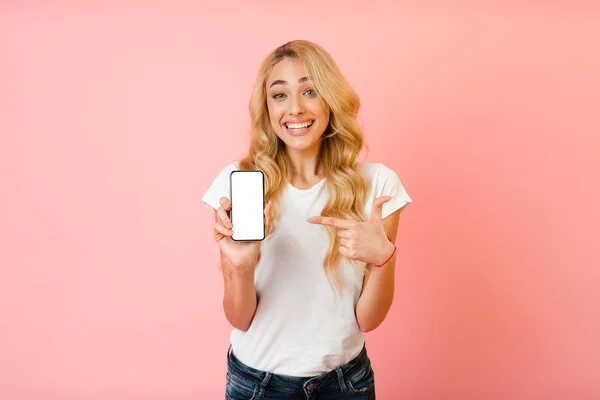 Boldog nő mutat üres telefon képernyőn — Stock Fotó