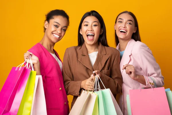 Tre glada damer med Shopper väskor ler Posing, Studio Skott — Stockfoto