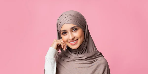 Primer plano retrato de hermosa chica árabe modesta en hijab —  Fotos de Stock