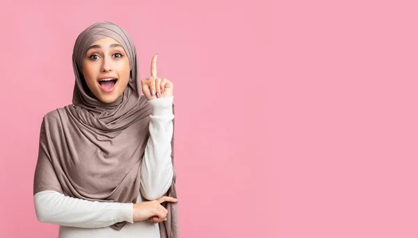 Emotional muslim gadis memiliki ide, menunjuk jari ke atas, menemukan solusi masalah — Stok Foto