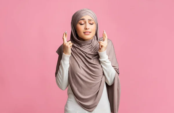 Araberin im Hijab drückt Daumen, macht Wünsche, betet für ein Wunder — Stockfoto