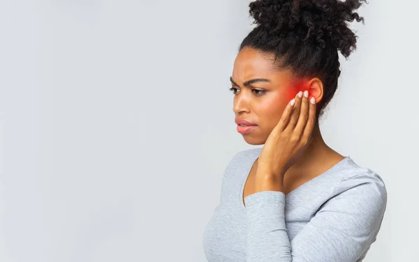 Giovane donna che soffre di dolore acuto all'orecchio — Foto Stock