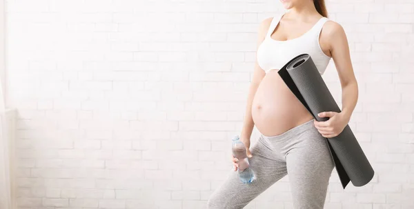 Wanita hamil aktif siap untuk latihan yoga — Stok Foto
