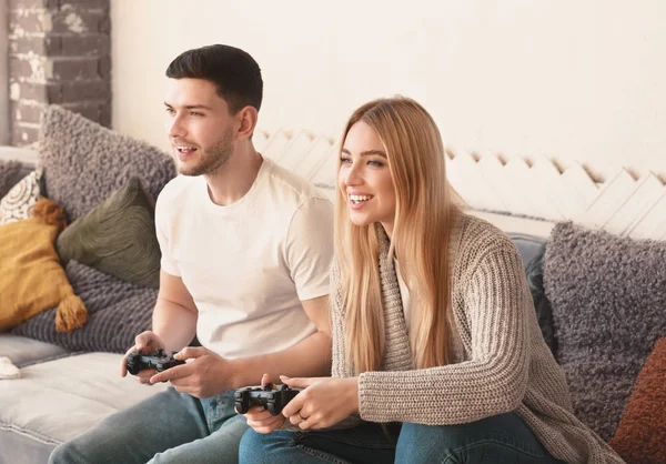Entusiasmado casal engraçado jogar jogos de vídeo em casa — Fotografia de Stock