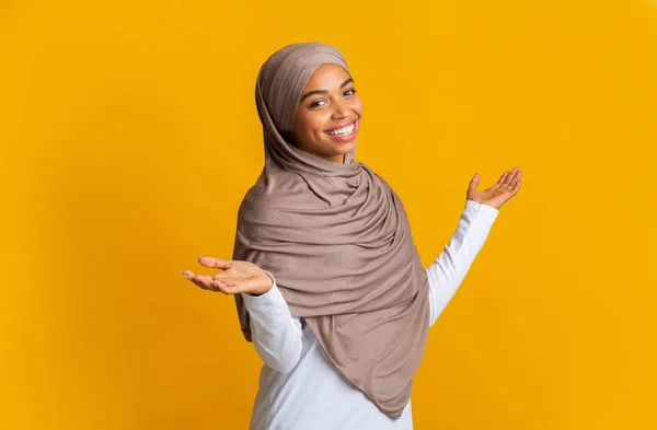 Portrait of carefree afro islamic girl in headscarf with spreaded arms — Stock Photo, Image