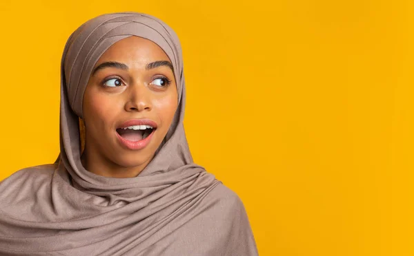 Kaget Afro Muslim Girl In Hijab Looking Away With Excitement — Stok Foto
