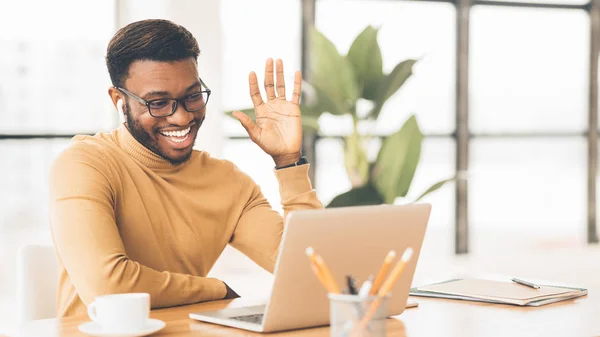 Glimlachende afro manager maakt videogesprek met familie — Stockfoto