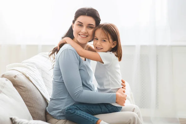 Retrato de la mujer embarazada y su pequeña hija abrazándose — Foto de Stock