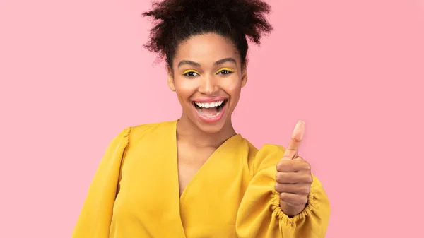 Closeup of afro woman showing thumb up and smiling — Stock Photo, Image