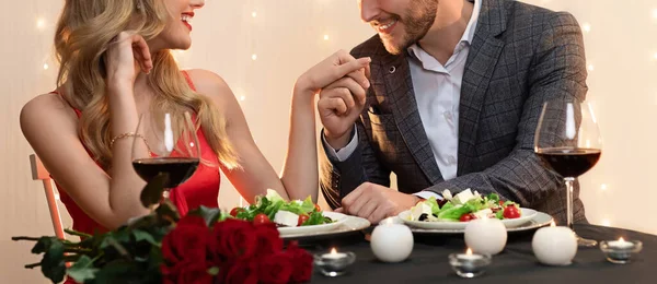 Casal irreconhecível ter momentos românticos em um encontro no restaurante — Fotografia de Stock