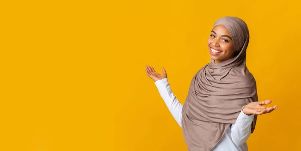 Positive black muslim woman in veil standing with spreaded arms — Stock Photo, Image