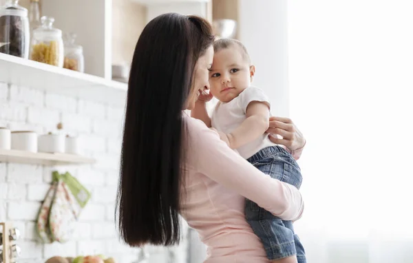 Mama houden haar baby op handen en lachen — Stockfoto