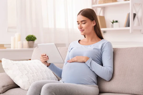 Wanita hamil Konten Menggunakan Tablet Digital Membaca Di Rumah — Stok Foto