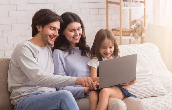Boldog fiatal család lánya használja laptop együtt otthon — Stock Fotó