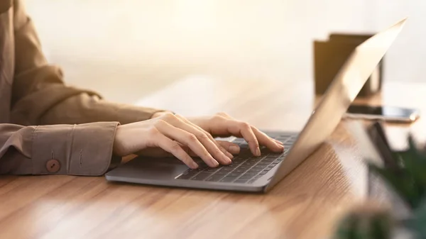 Cropped image of caucasian girl working on laptop — 스톡 사진