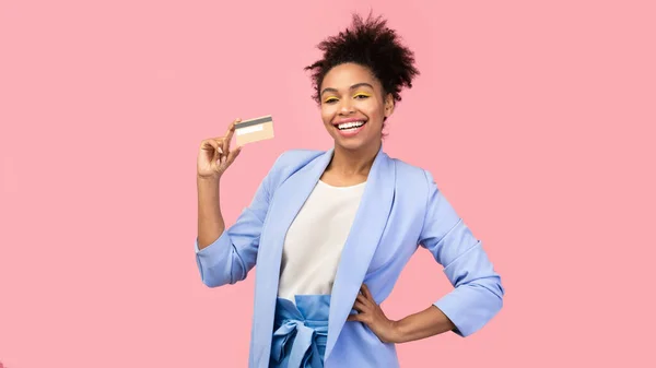 Kredi kartı tutan Afro kız, kameraya bakıyor. — Stok fotoğraf