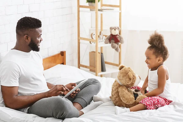 Liten svart flicka ber upptagen pappa att spela tillsammans — Stockfoto