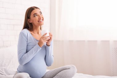 Müstakbel annem evde yatakta kahve içtiği için heyecanlı.