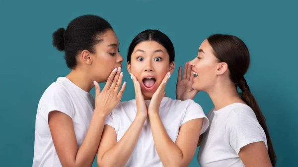 Three Girls Friends Gossiping Sharing Rumors Standing In Studio, Panorama — Stock Photo, Image