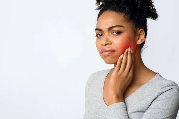 Triste preto mulher ter sábio dentes problema — Fotografia de Stock