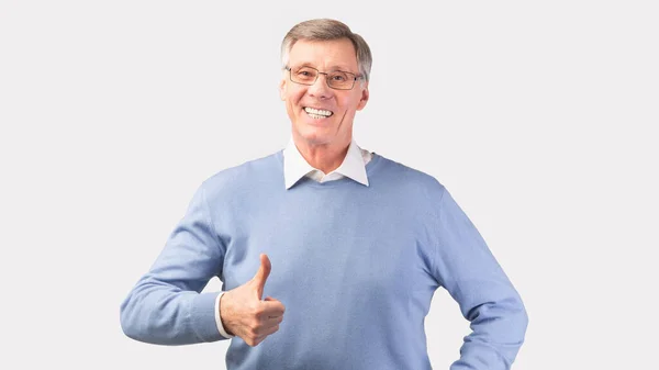 Glücklich gestikulierender älterer Mann im Stehen, weißer Hintergrund, Panorama — Stockfoto