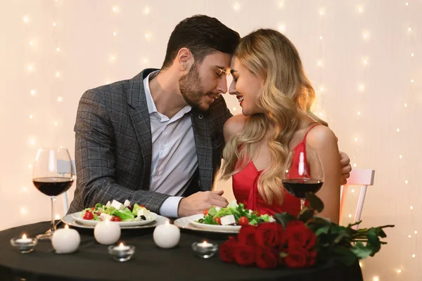 Amante jovem casal ligação na data romântica no restaurante — Fotografia de Stock