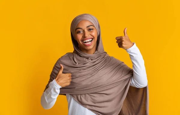 Radosna Afro Kobieta W chustce Pokazuje Kciuki Do góry I Szczerze Śmiejąc — Zdjęcie stockowe