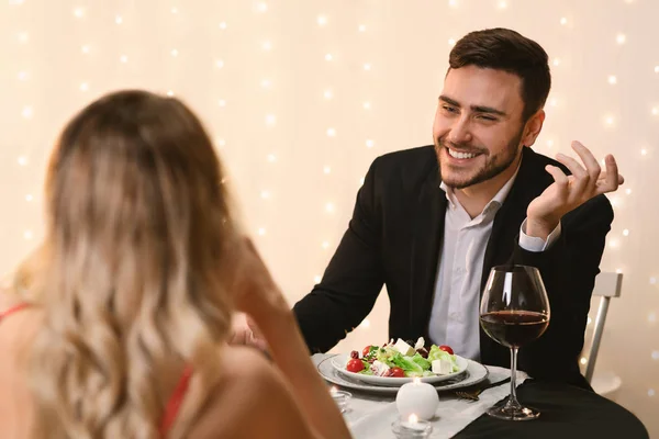 Пара влюбленных наслаждается романтическим ужином в ресторане — стоковое фото