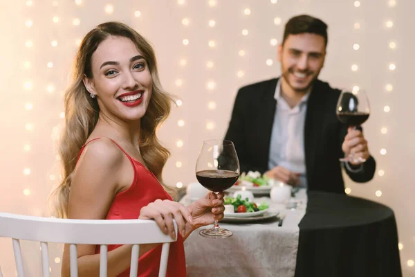 Millennial casal ter jantar romântico juntos, posando para câmera no restaurante — Fotografia de Stock