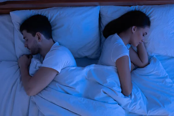 Ζευγάρι κοιμάται χωρίς σεξουαλική ζωή στο κρεβάτι, top-view — Φωτογραφία Αρχείου