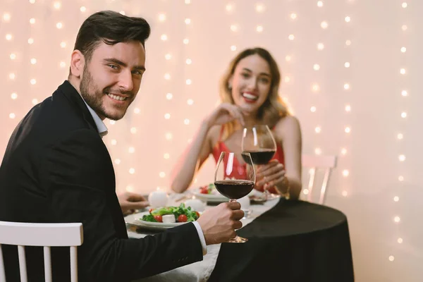 Restoranda buluşurken kırmızı şarap içen romantik bir çift. — Stok fotoğraf