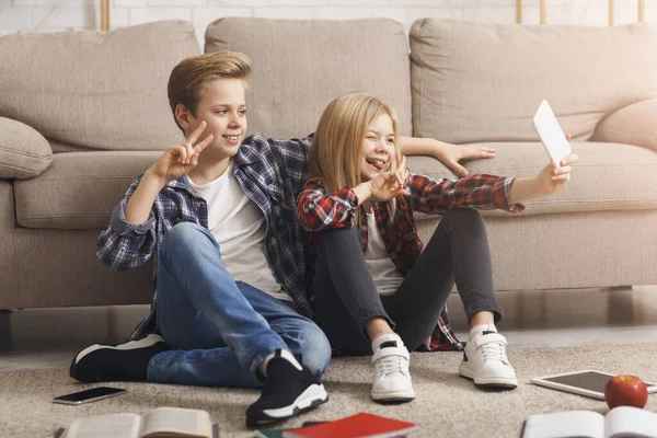 Brother And Sister Making Selfie Gesturing V-Sign Sitting On Floor — Stock Photo, Image