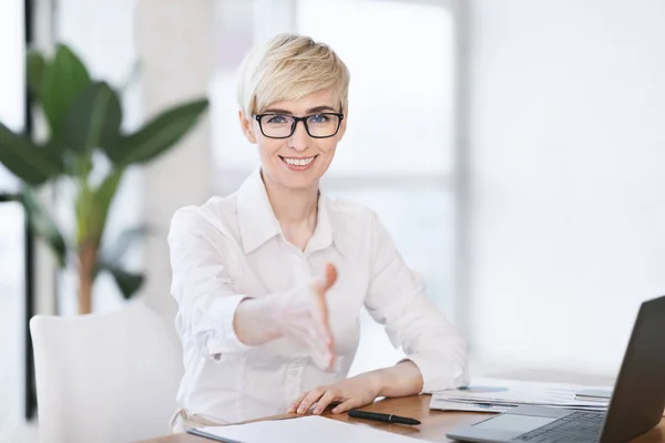 Lady Stretching Hand For Handshake Saludo sentado en el lugar de trabajo —  Fotos de Stock