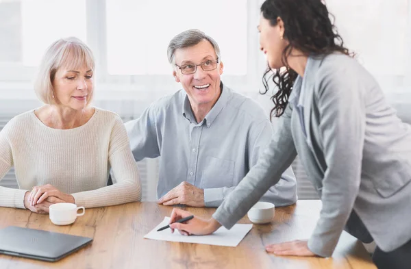 Gelukkig volwassen paar praten met financieel adviseur op kantoor — Stockfoto