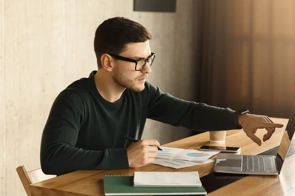 Drukke kantoorman aan het werk op Laptop Sitting Iat werkplek — Stockfoto