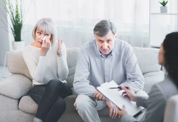 Szomorú férj és feleség pszichoterapeutával beszélgetnek. — Stock Fotó