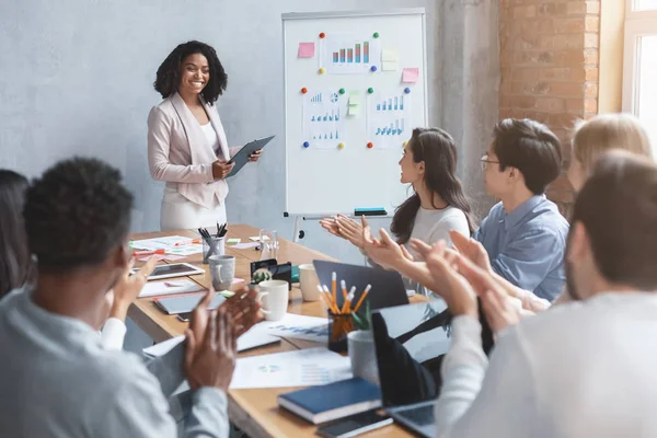 Equipo de negocios internacional aplaudiendo a la oradora negra — Foto de Stock