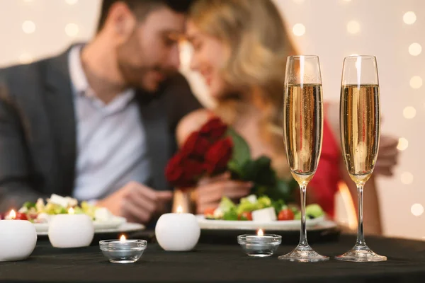 Dia dos Namorados Comemoração fundo. Casal romântico jantando no restaurante — Fotografia de Stock