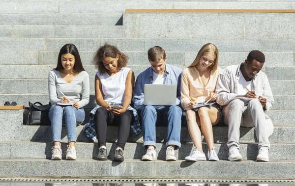 Studenti se připravují na zkoušky, studují v parku — Stock fotografie