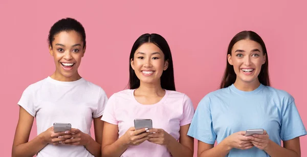 Three Diverse Girls Using Smartphones Texting Standing, Pink Background, Panorama — Stock Photo, Image