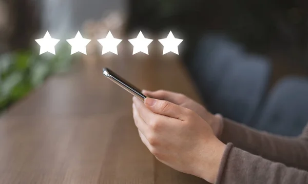 Woman evaluating cafe survey with mobile app — Stok fotoğraf