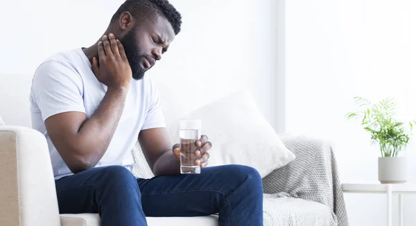 Zieke zwarte man die lijdt aan keelpijn thuis, — Stockfoto